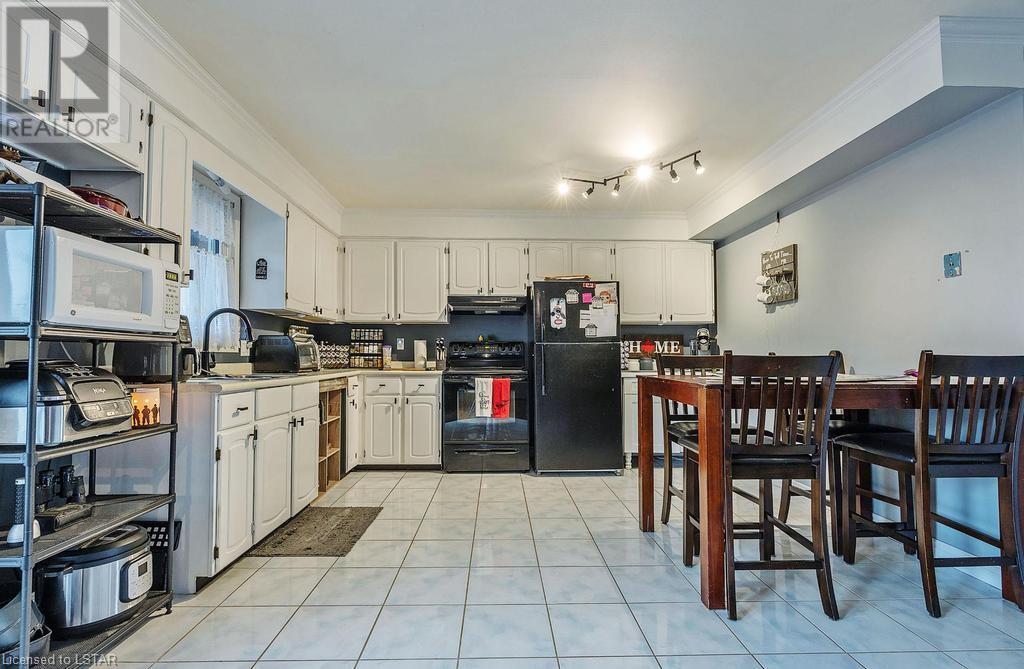 22 HITCH Crescent