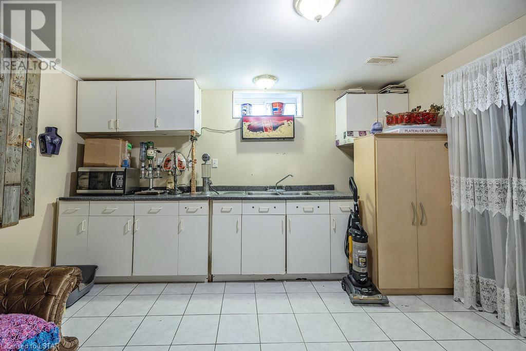 22 HITCH Crescent