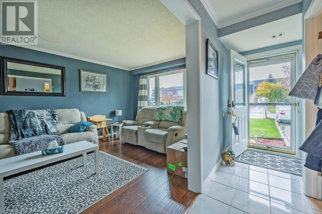 22 HITCH Crescent