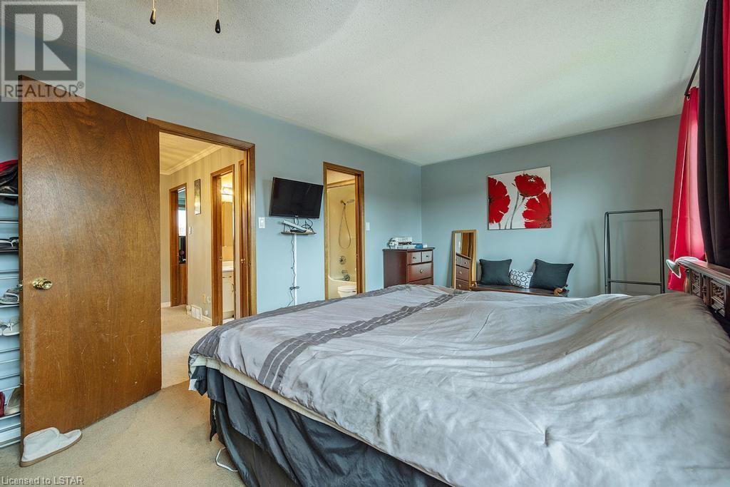 22 HITCH Crescent