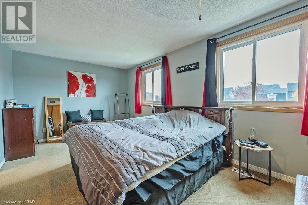 22 HITCH Crescent