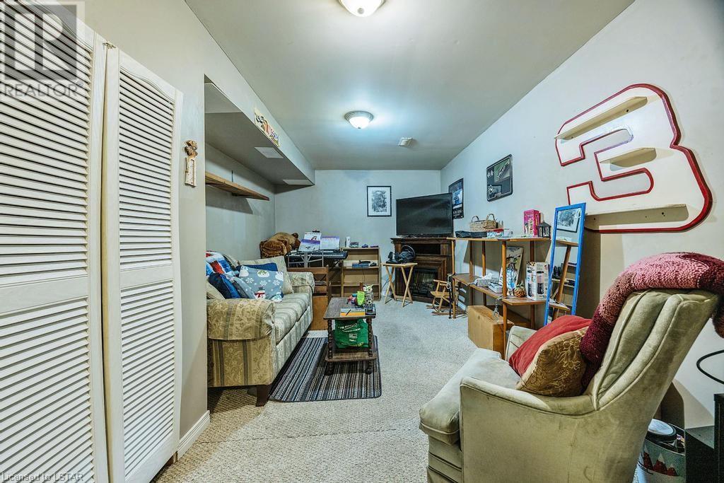 22 HITCH Crescent