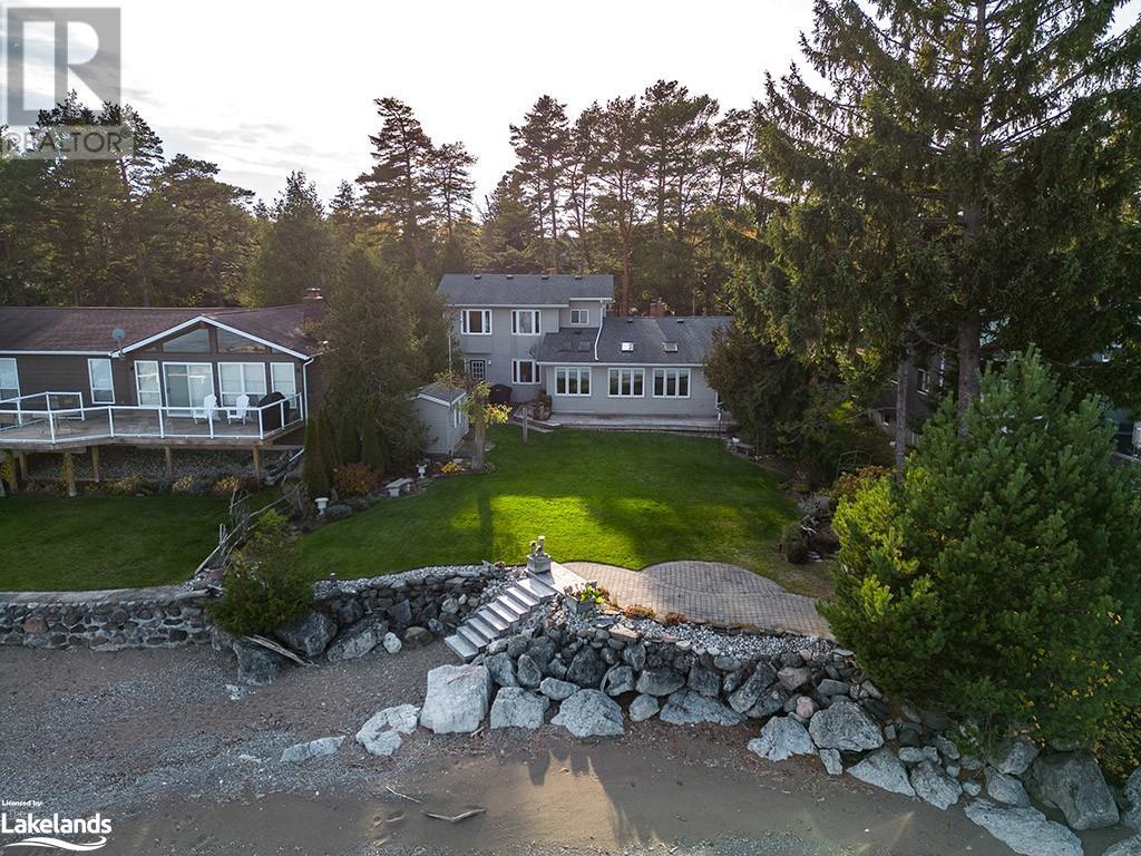 208 BAY Street E