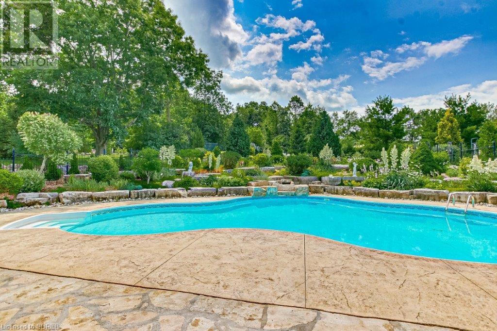 21 CLOVERLEA Crescent