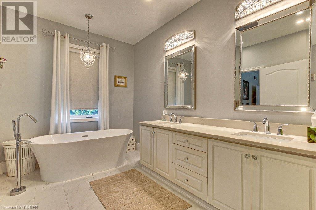 21 CLOVERLEA Crescent