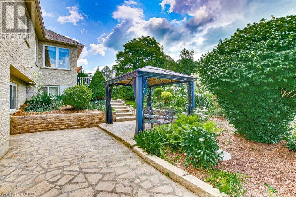 21 CLOVERLEA Crescent