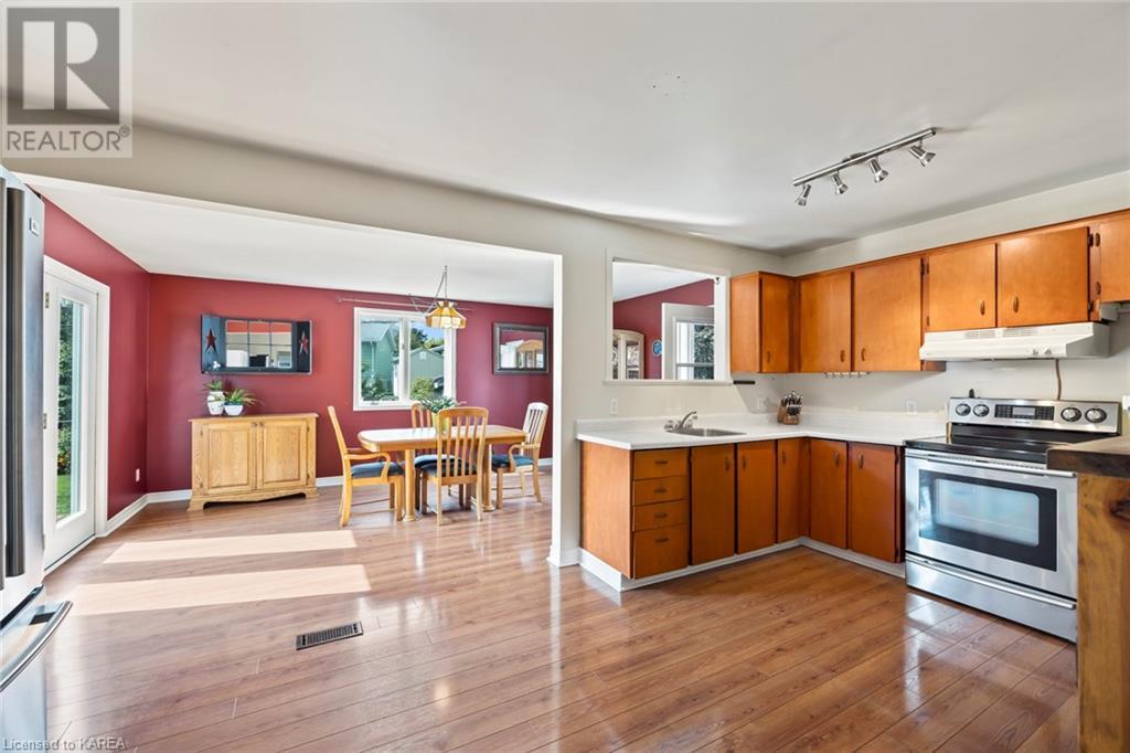 1314 WAVERLEY Crescent