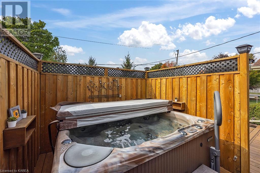 1314 WAVERLEY Crescent