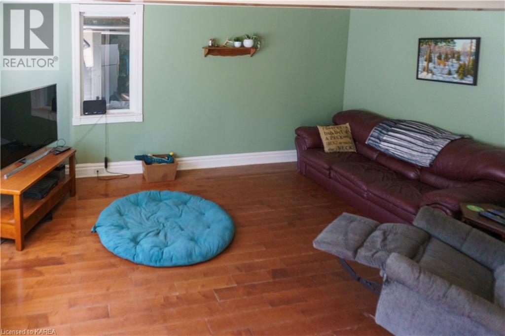 254 RIVER Street W