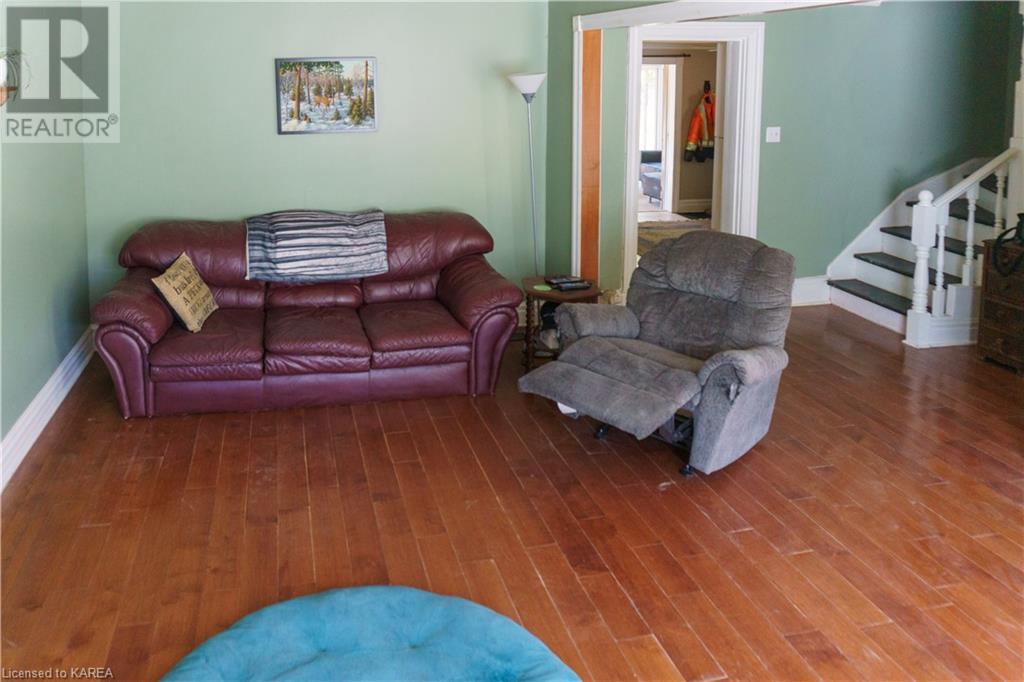 254 RIVER Street W