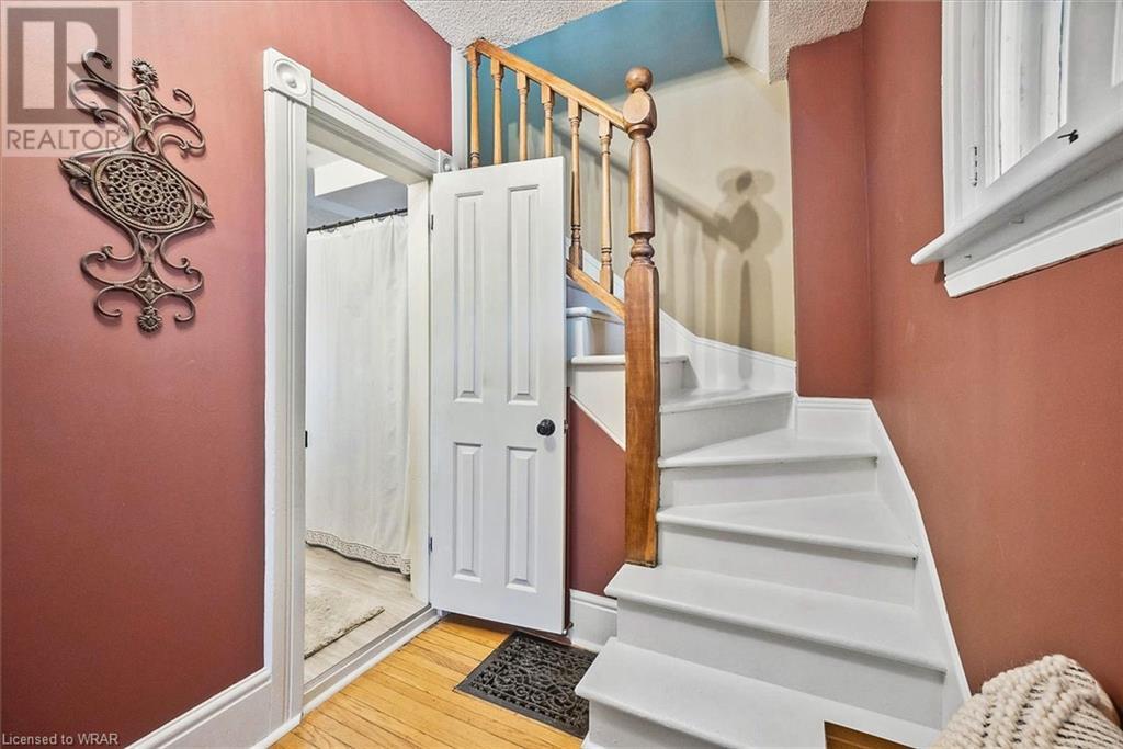 164 QUEEN Street E