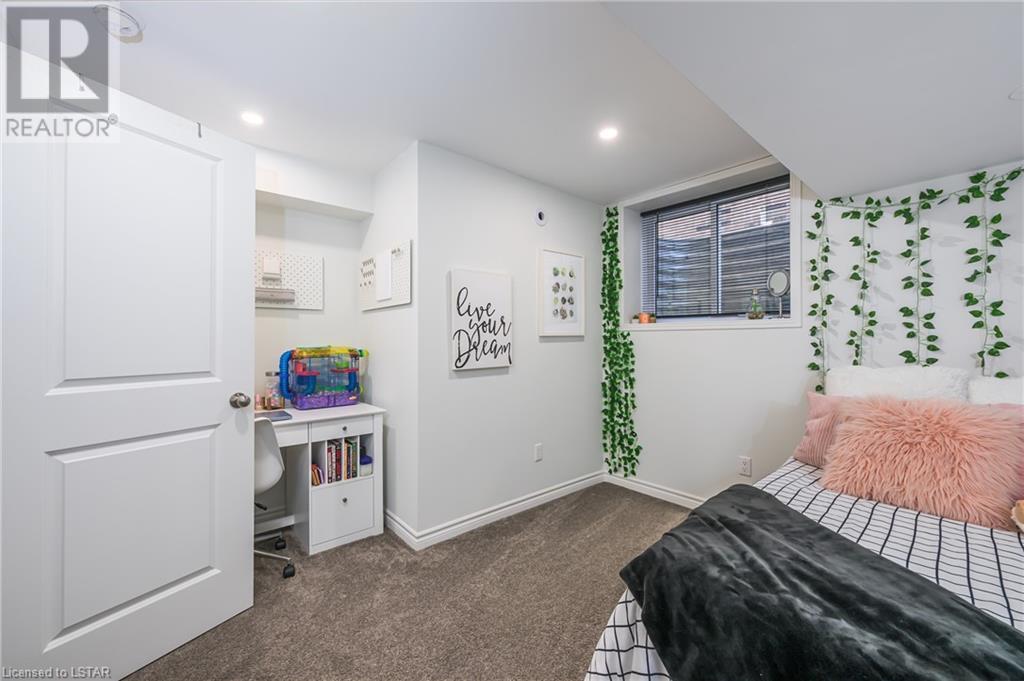 43 WEIR Crescent