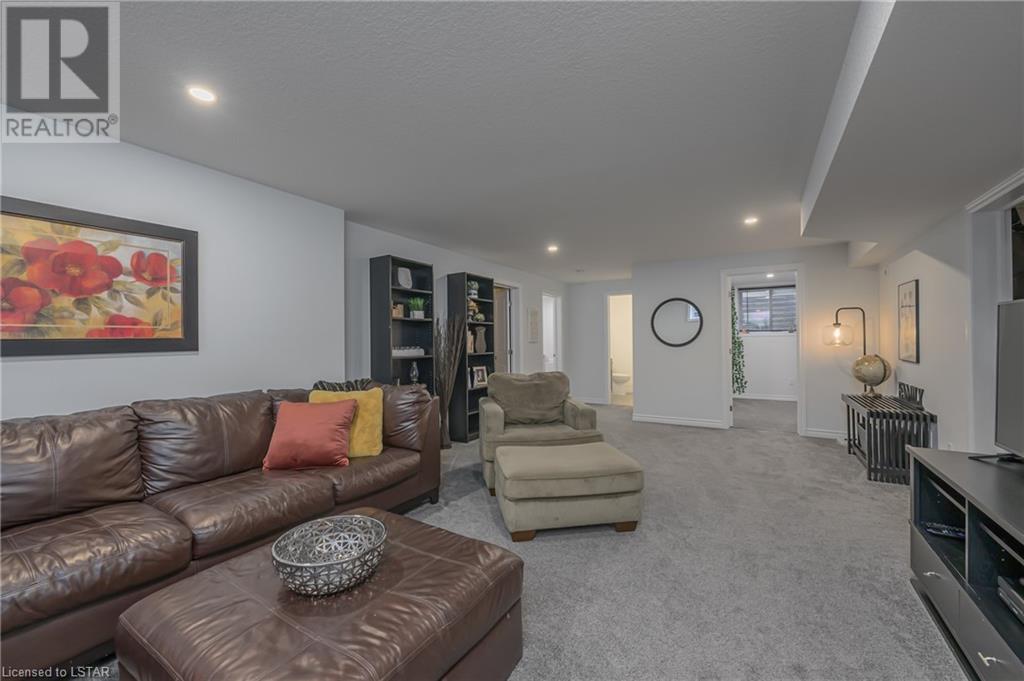43 WEIR Crescent