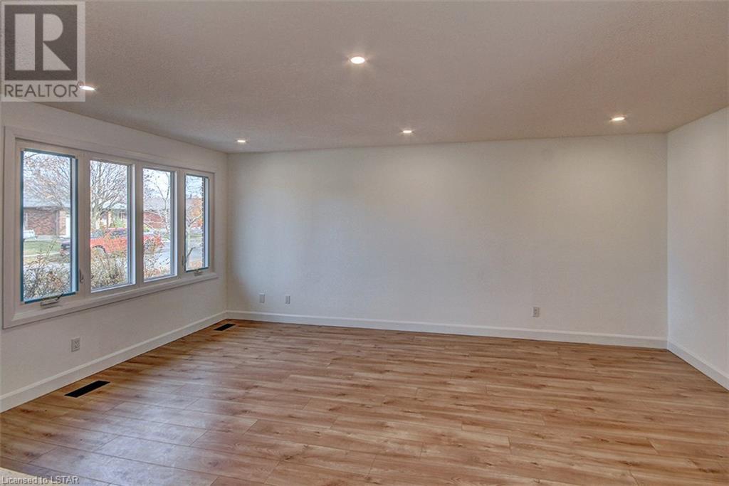 11 MURIEL Crescent
