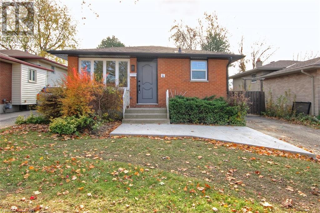 11 MURIEL Crescent