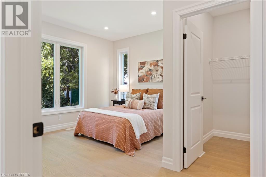 7 ROBINSON Avenue