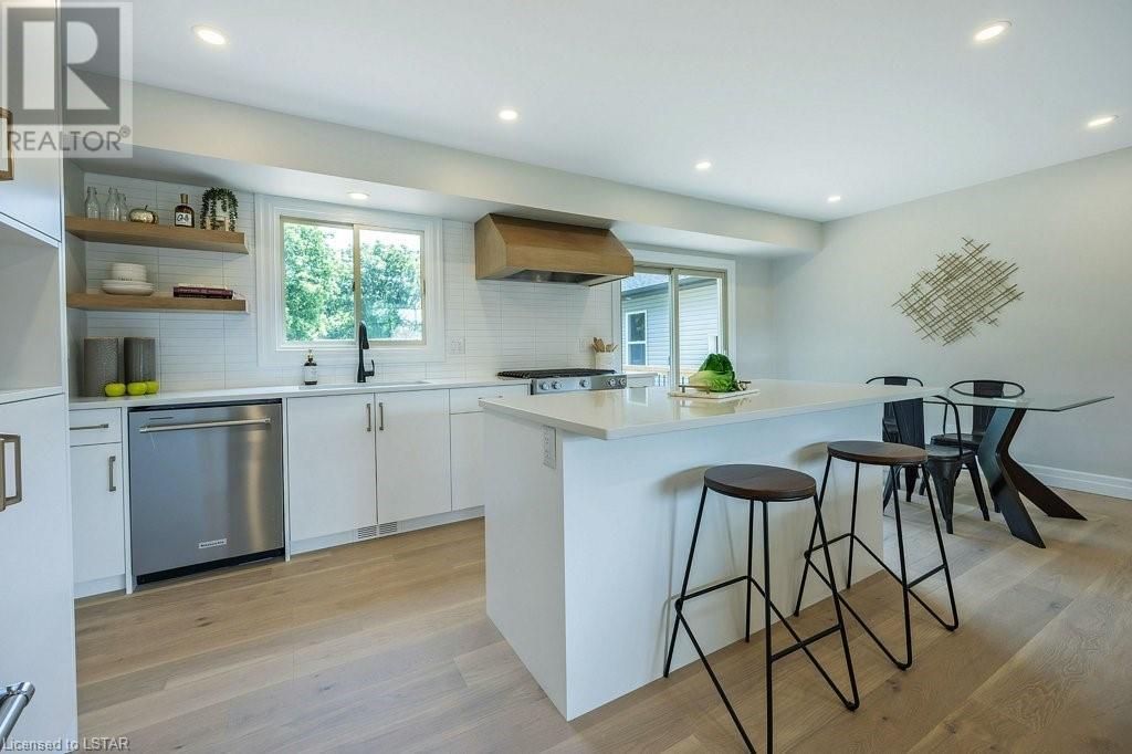 132 SIMCOE Crescent