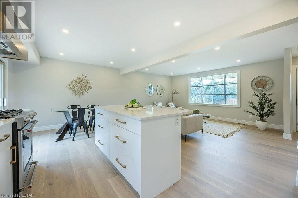 132 SIMCOE Crescent