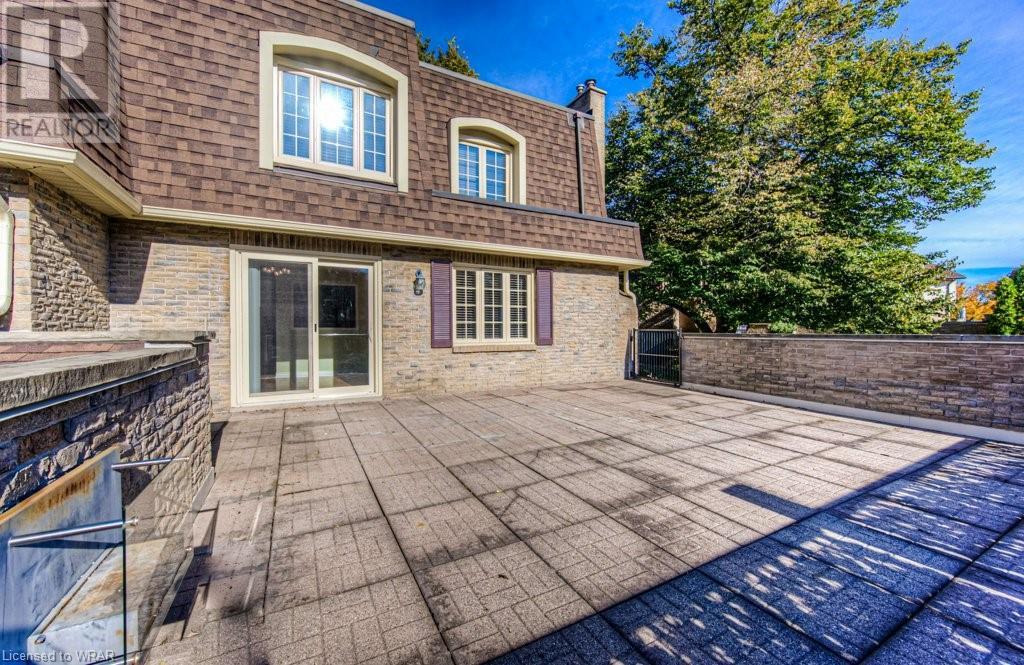 214 KINGSWOOD Drive Unit# 8