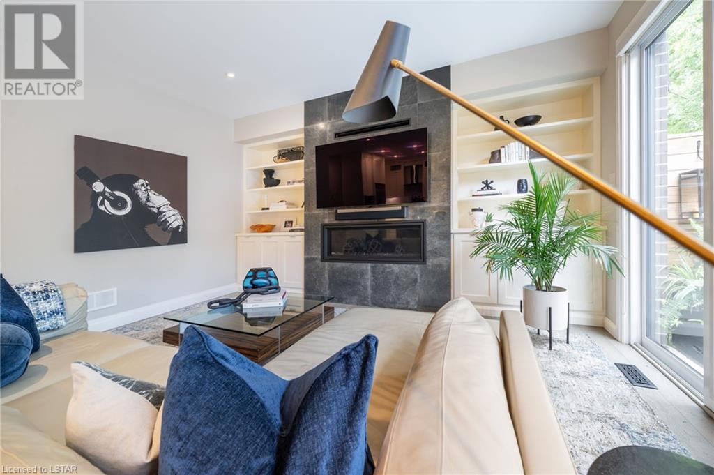 433 HYDE PARK Road Unit# 8