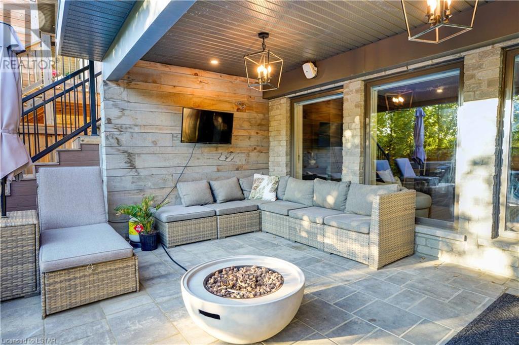 1095 RIVERBEND Road