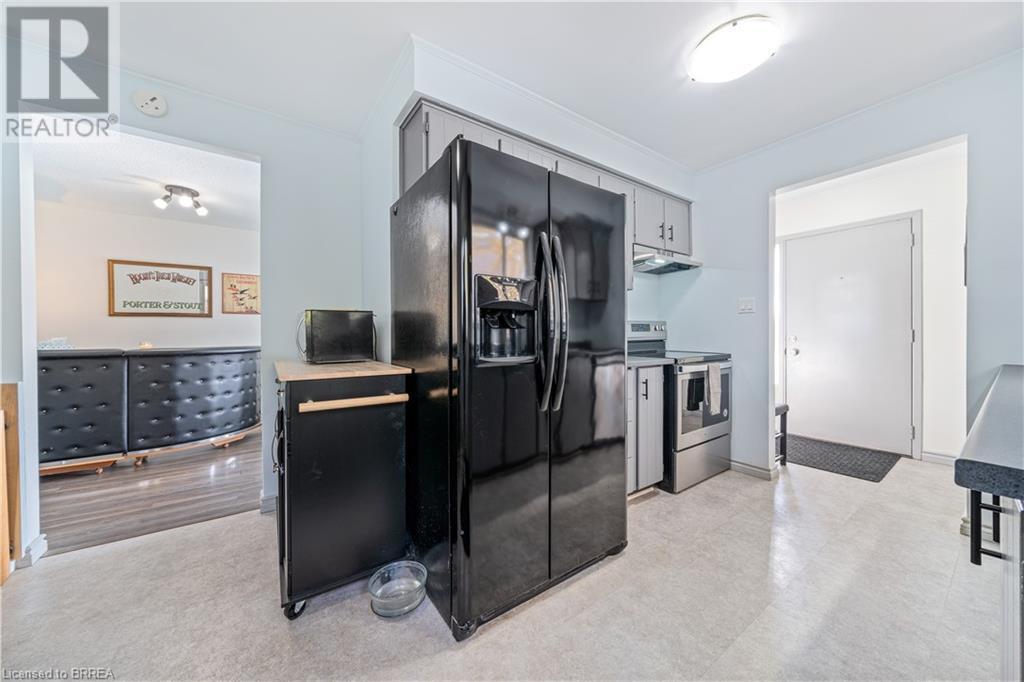 16 MAPLE Crescent