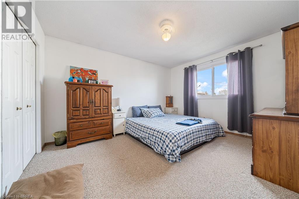 16 MAPLE Crescent