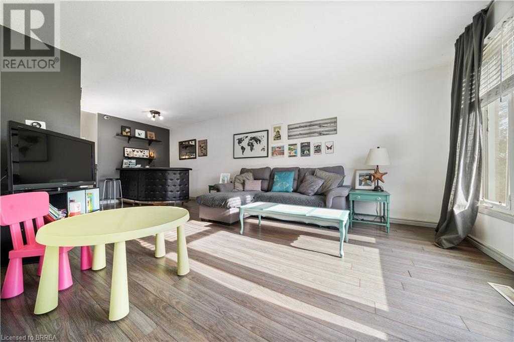16 MAPLE Crescent