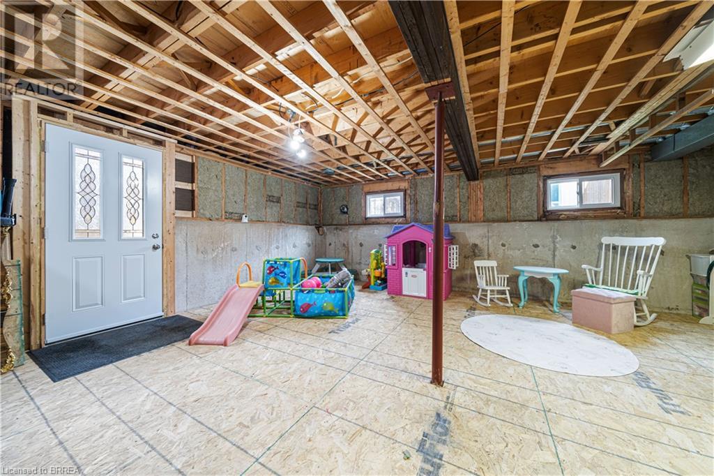 16 MAPLE Crescent