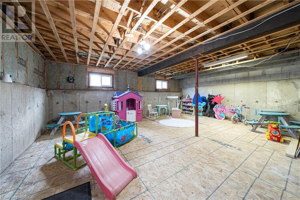 16 MAPLE Crescent