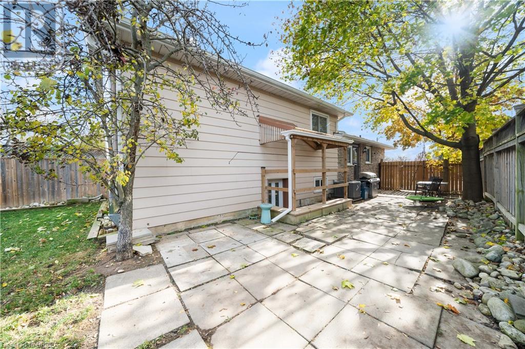16 MAPLE Crescent
