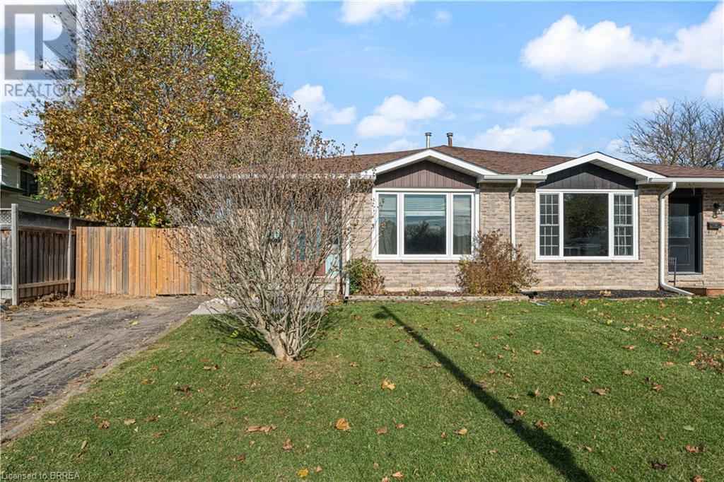 16 MAPLE Crescent