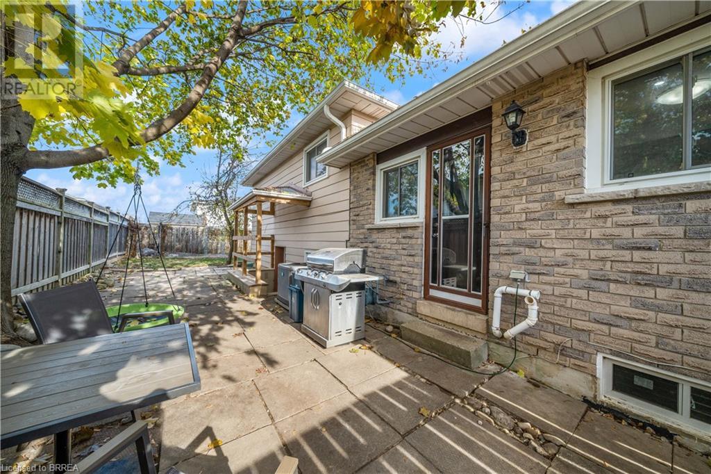 16 MAPLE Crescent