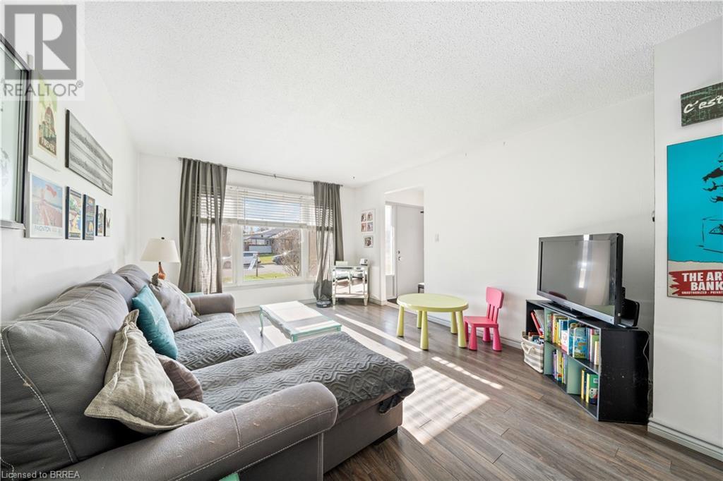 16 MAPLE Crescent