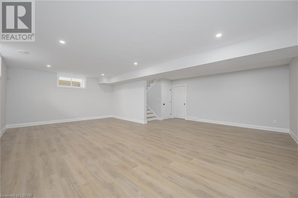 2202 ROBBIE'S Way