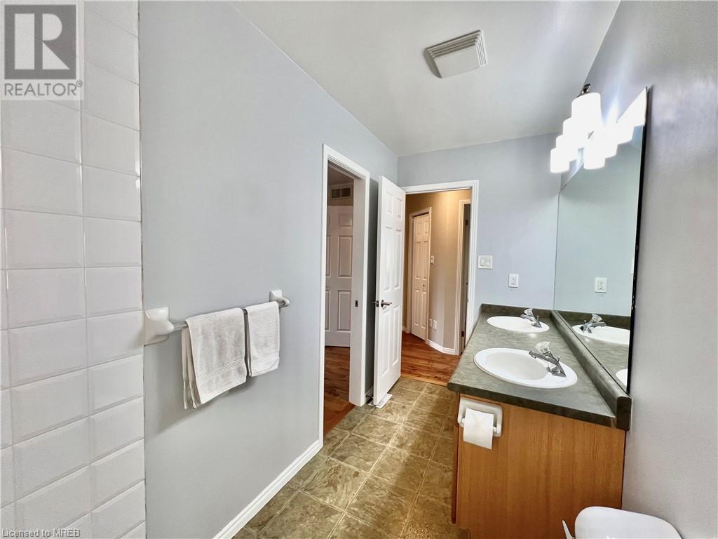 4 WARBLER WOODS Place