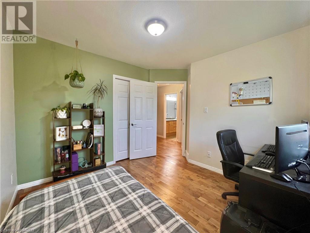 4 WARBLER WOODS Place