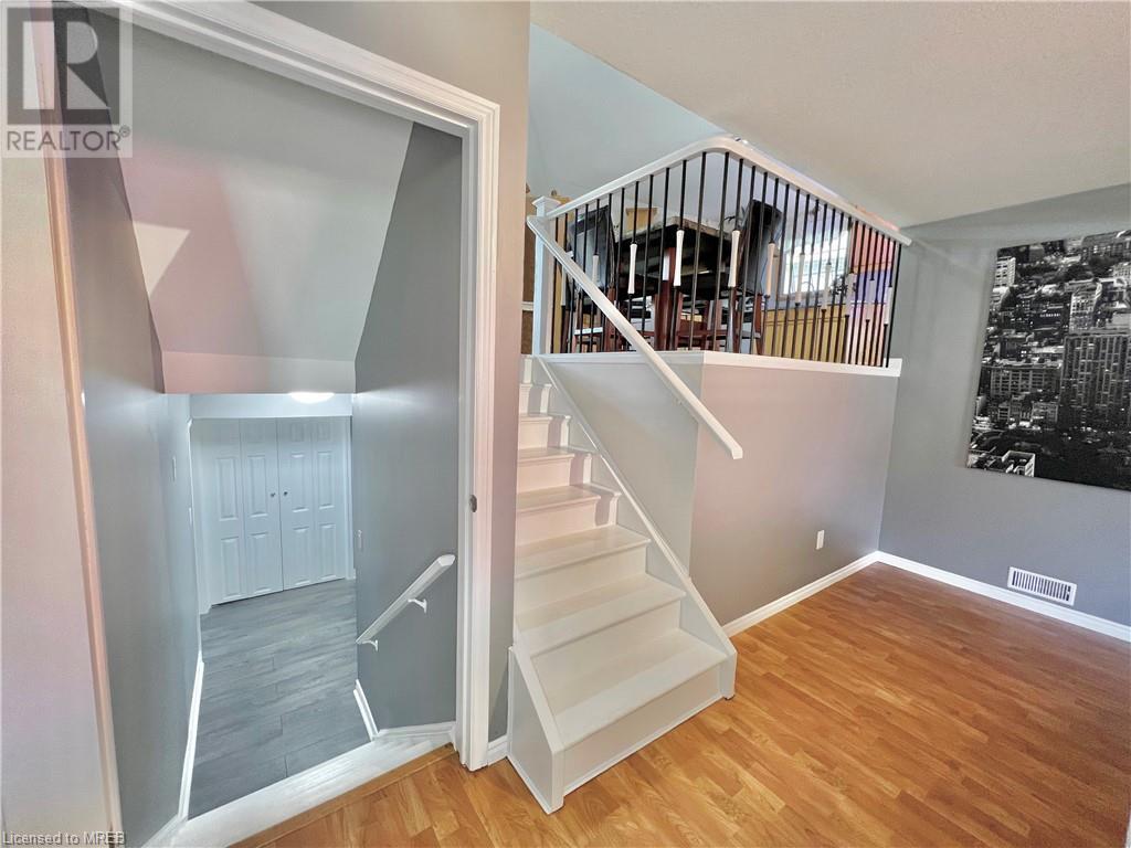 4 WARBLER WOODS Place