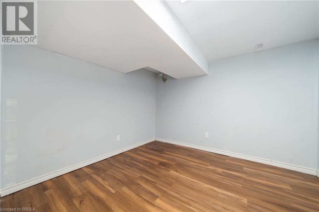 147 DUNDAS Street