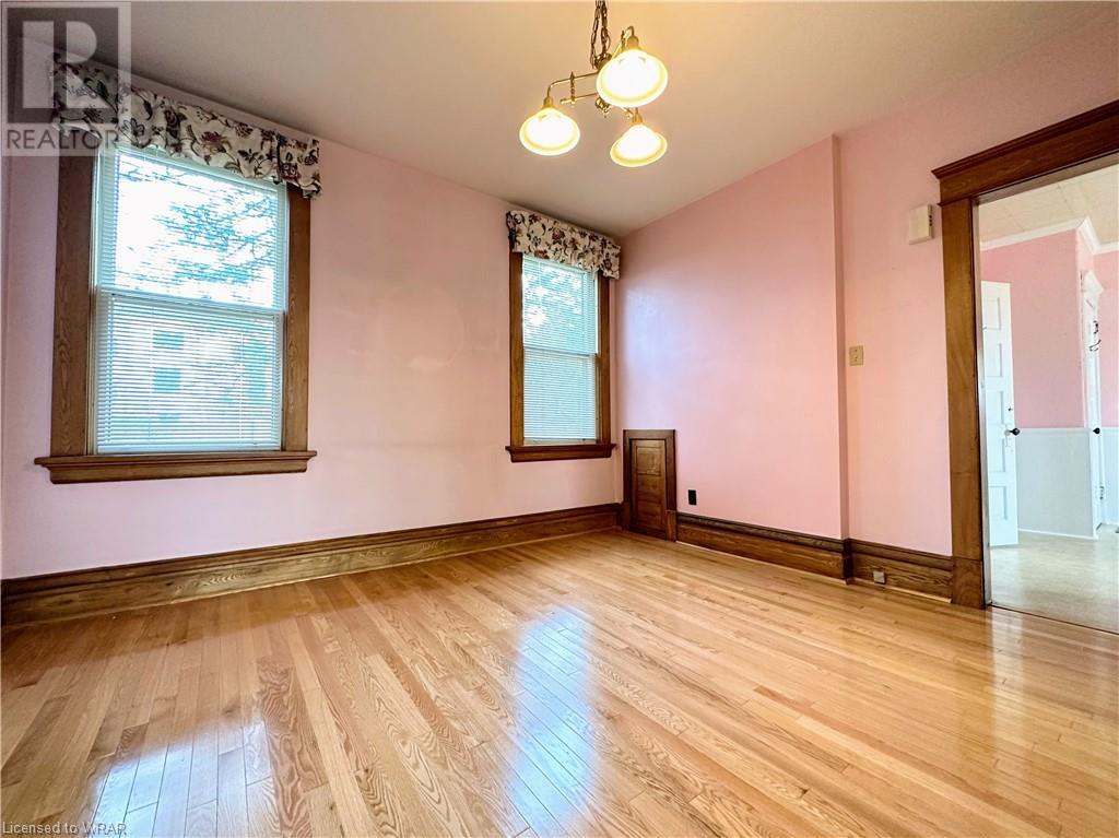 135 ELGIN Street N