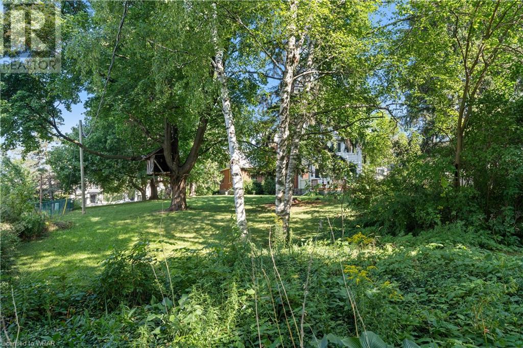 135 ELGIN Street N
