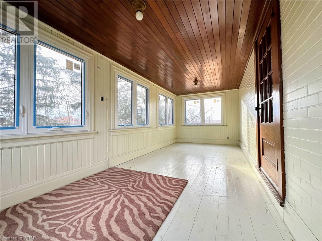 135 ELGIN Street N