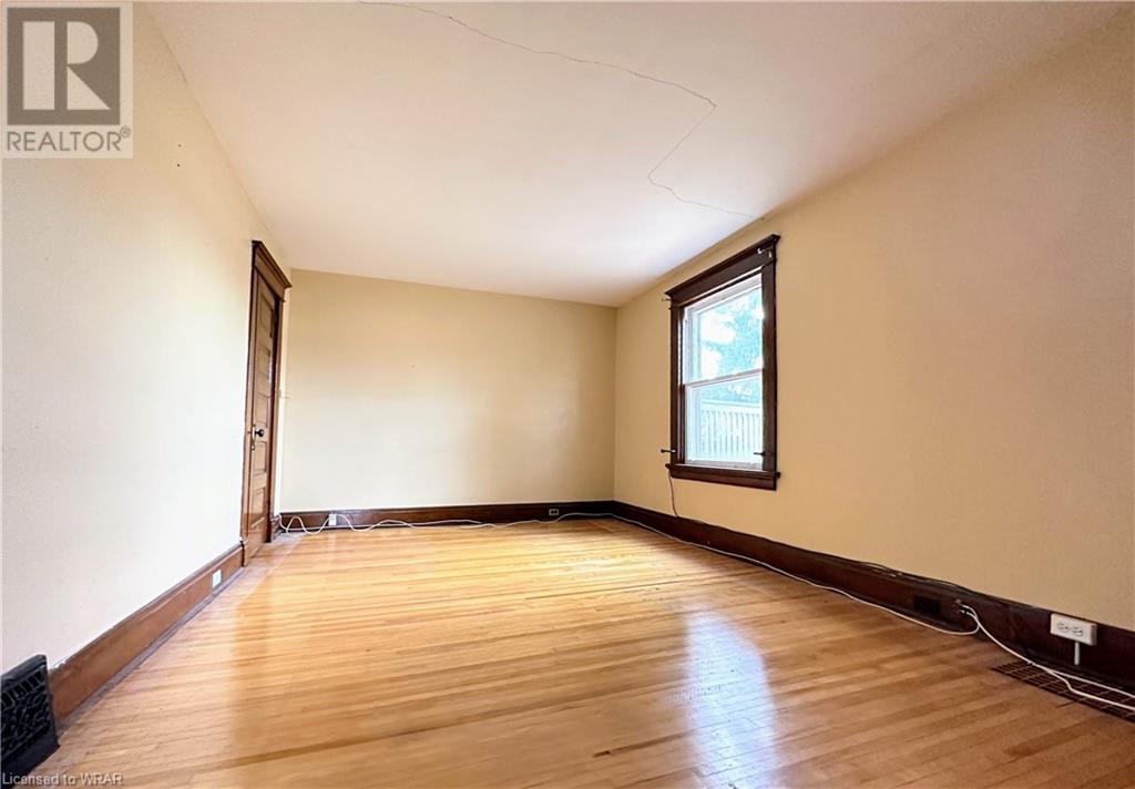 135 ELGIN Street N