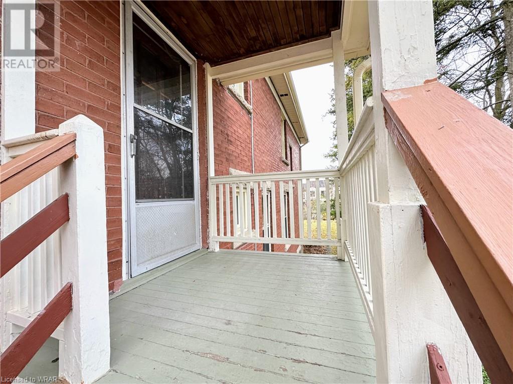 135 ELGIN Street N