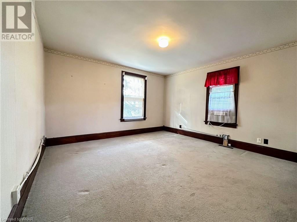 135 ELGIN Street N