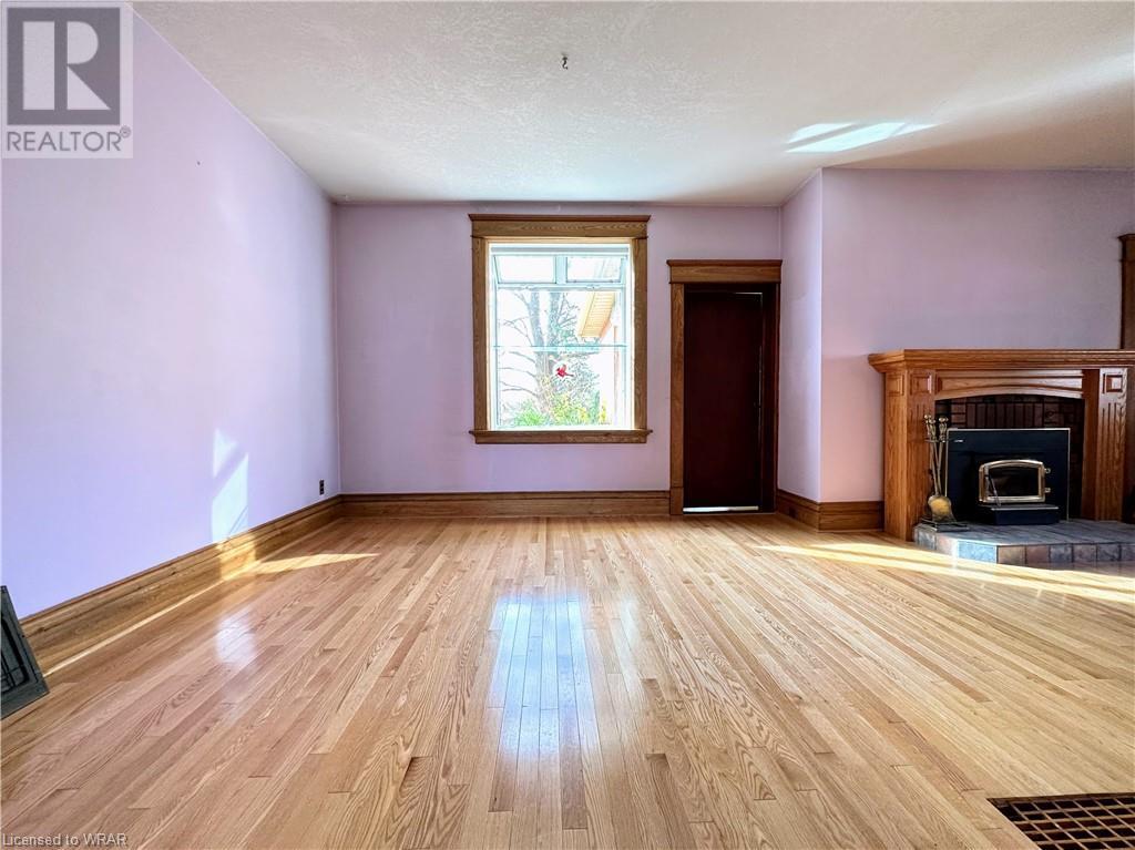 135 ELGIN Street N