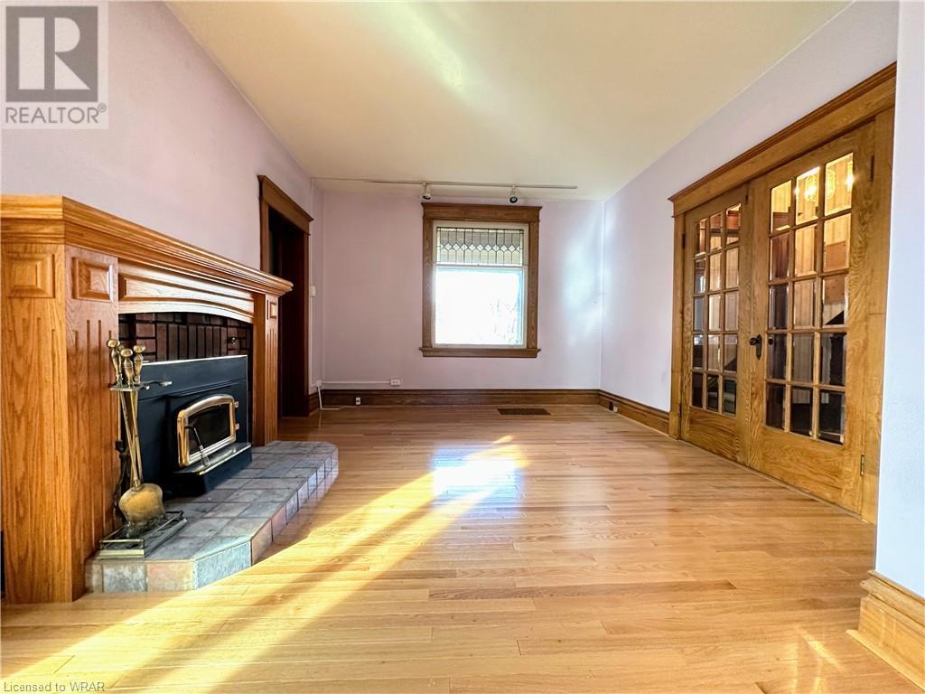 135 ELGIN Street N