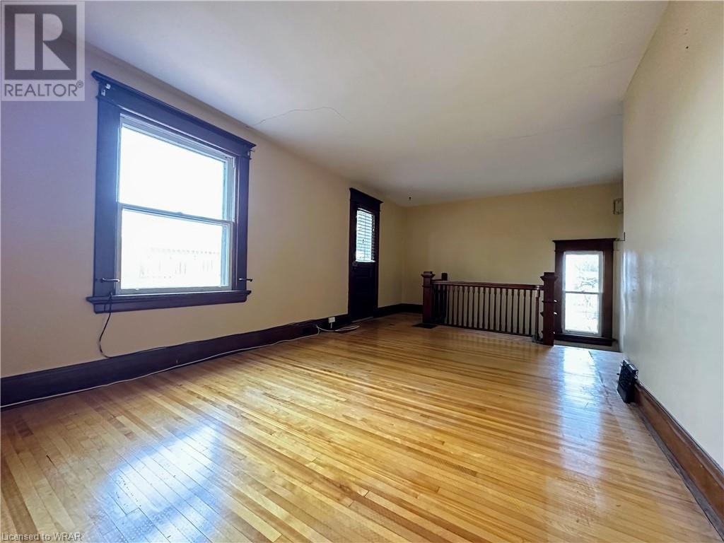 135 ELGIN Street N