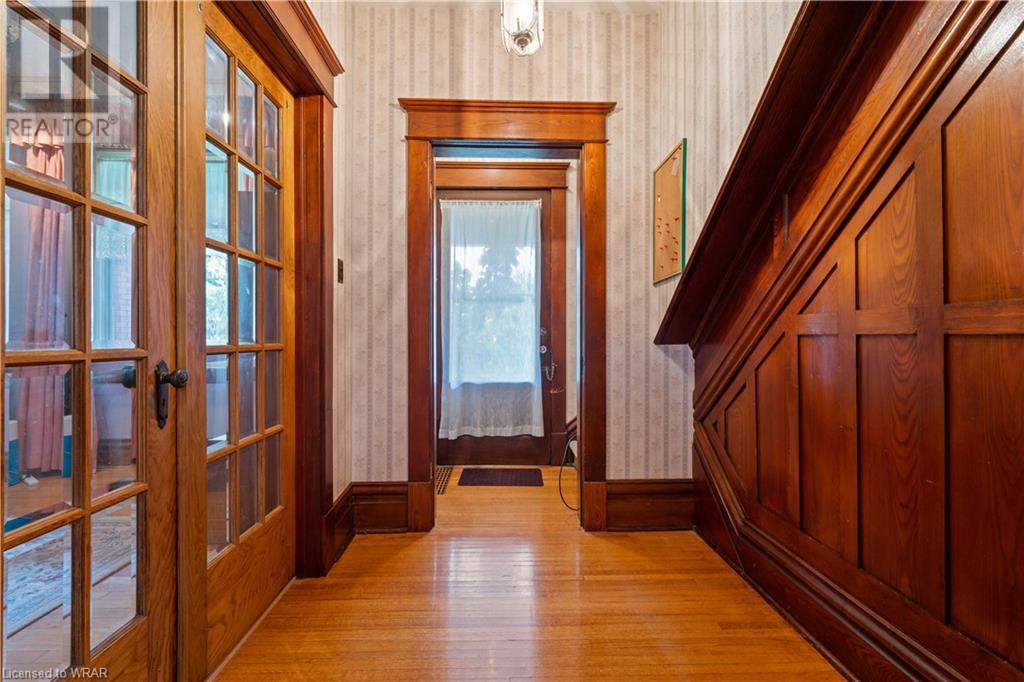 135 ELGIN Street N