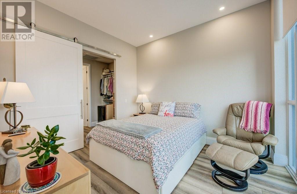 60 CHARLES Street W Unit# PH3105